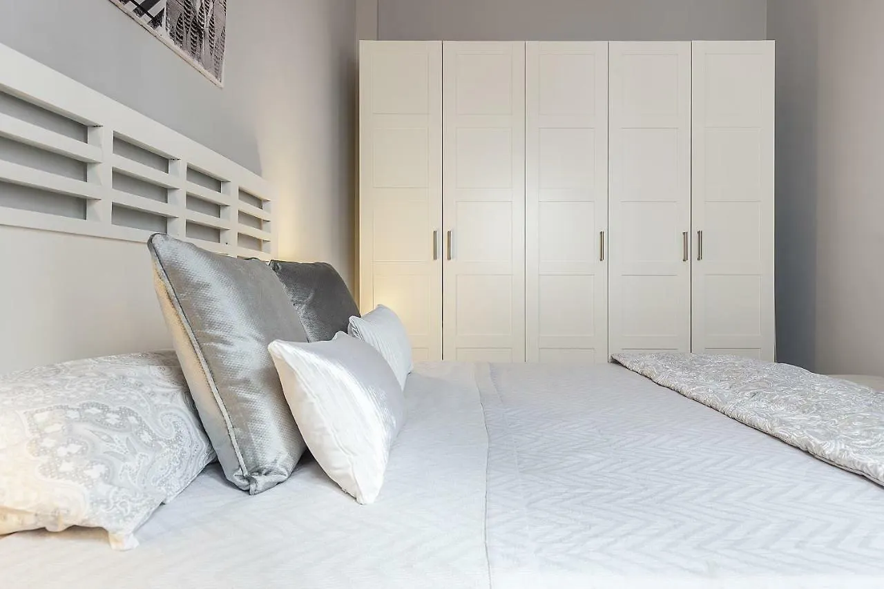 Minimalismo De Vanguardia Con Altas Calidades 1 Br Seville 0*,  Spain